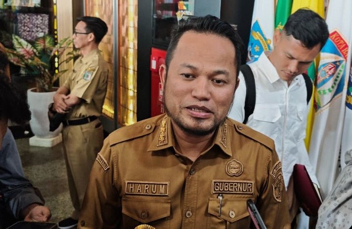 Kaltim Membara, Gubernur Berobat ke Singapura: Ujian Empati dan Etika Kepemimpinan di Tengah Krisis Karhutla