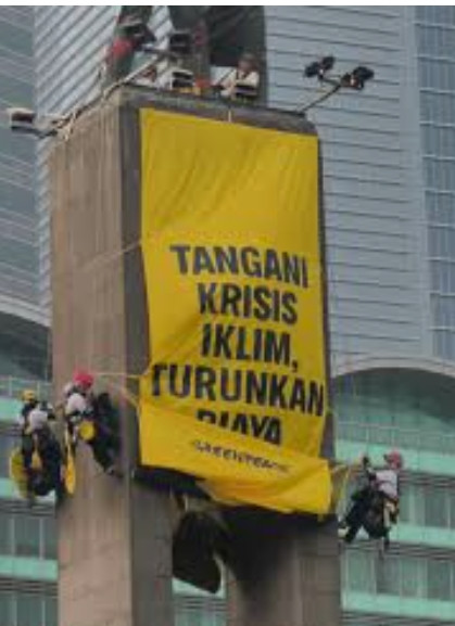 GEGER DI BUNDARAN HI! Greenpeace ‘Memanjat’ Monumen Selamat Datang, Tagih Utang Iklim Prabowo-Gibran di Tengah Evaluasi Pemerintahan